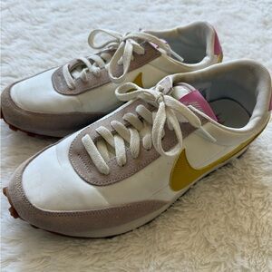 Nike Women’s Daybreak Fossil Stone Saffron Quartz Sneakers